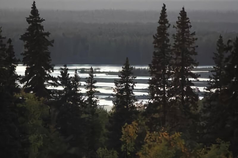 In der eisigen Wildnis Alaskas müssen sie ohne fremde Hilfe um ihr Überleben kämpfen und sich selbst ihren Weg zurück in die Zivilisation bahnen. – Bild: Discovery Communications, Inc.