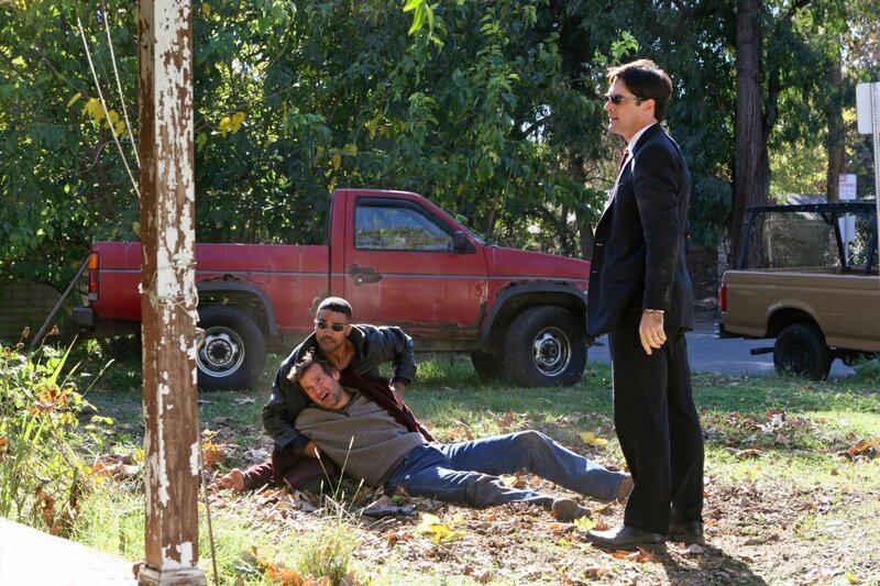 Mit viel Mühe konnten Special Agent Derek Morgan (Shemar Moore, l.) und Agent Aaron Hotchner (Thomas Gibson, r.) William Copeland (Dwier Brown, M.) beruhigen … – Bild: 13th Street