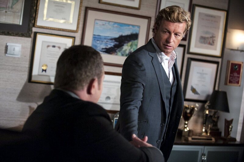 Als auf der Churchill Road in Sacramento ein Wagen explodiert, beginnt Patrick Jane (Simon Baker, r.) mit der Suche nach dem Hinweisen auf den Tatvorgang … – Bild: Warner Bros. Television Lizenzbild frei