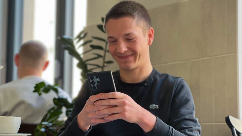 Dennis Wolfram (30) ist Single. Er benutzt Dating-Apps, aber erfährt dort durch Ghosting, Fakes und großem Zeitaufwand regelmäßig ein Dating-Burnout. – Bild: ZDF und Marisa Panenka