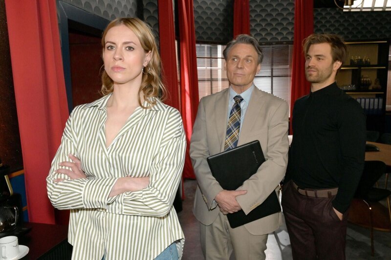 In der Sorge um Clara, hat Zoe (Lara Dandelion Seibert) keinen Kopf für Gerners (Wolfgang Bahro, M.) Schikanen. Rechts Julian (Onno Buß) – Bild: RTL /​ Rolf Baumgartner