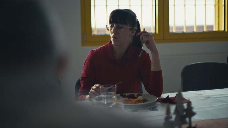 Lisa M. macht in der „Justizvollzugsanstalt Frankfurt am Main III“ eine Ausbildung in der Systemgastronomie mit Schwerpunkt Service. Die Inhaftierten können unterschiedlichen Tätigkeiten nachgehen. – Bild: ZDF und Moritz Frisch