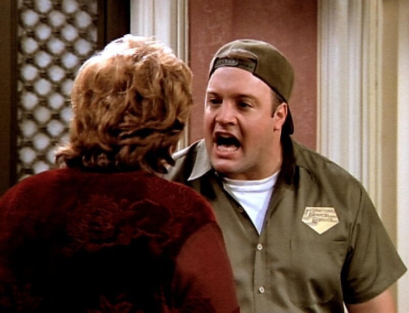 Doug (Kevin James) ist ganz und gar nicht erfreut, dass sich seine Tante Sheila (Brenda Vacarro) mit Carries Vater Arthur trifft..! – Bild: Nitro