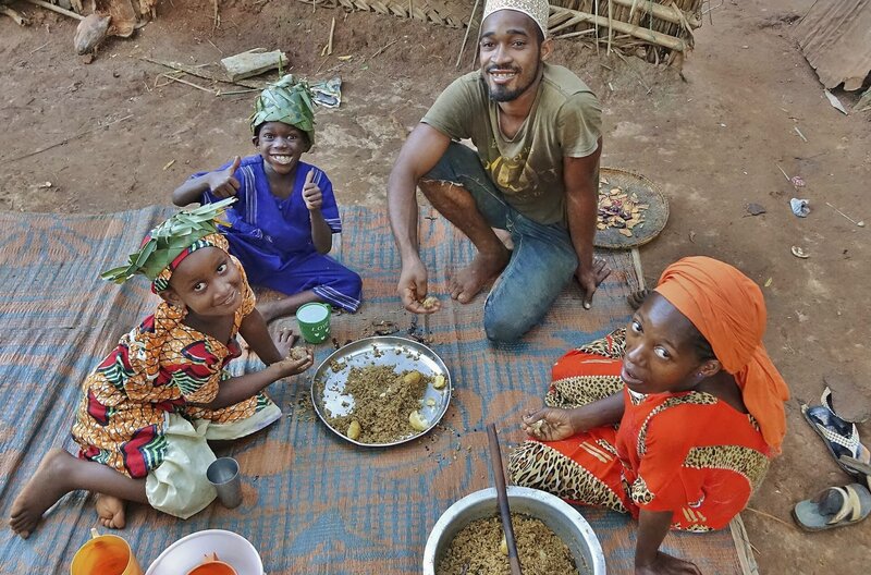 Awena und Abduli, Dula und seine Frau essen alle zusammen Pilau. – Bild: SWR/​Frank Feustle