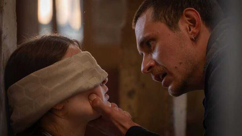 Liam (Ludwig Brix, r.) verliert die Geduld mit Ylva (Philine Schmölzer, l.). – Bild: ZDF und Reza Rasouli