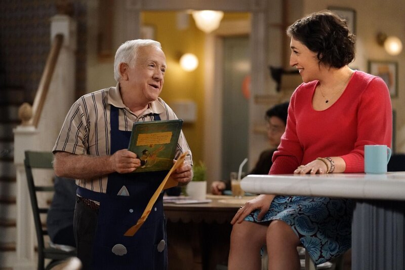 Phil (Leslie Jordan, l.); Kat (Mayim Bialik, r.) – Bild: Lisa Rose