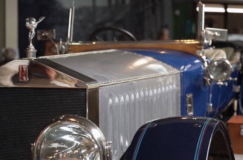 Eine Marke purer Eleganz und eine glanzvolle Kühlerfigur verhalfen Automobilen in England zu großer Beliebtheit – nach einem eher holprigen Start. – Bild: Elephant Doc