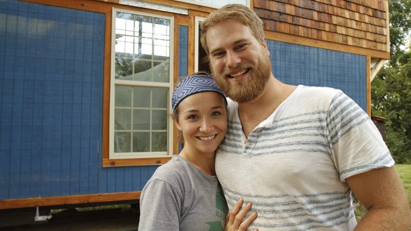 Tyler and Kathrin, builders and soon to be homeowners, smile and pose for the camera in front of the newly completed exterior of their tiny home, in Rossville, Georgia, as seen on Tiny House, Big Living. – Bild: DIY Network/​Scripps Networks, LLC.