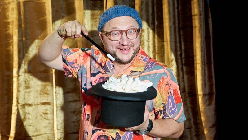 Weiße Mäuse von Haribo, Pom-Bären von Intersnack, Erdnüsse im Teigmantel und Mini-Tiefkühl-Berliner: Sebastian Lege entzaubert die Tricks der Snack-Industrie. – Bild: ZDF und Guido Engels