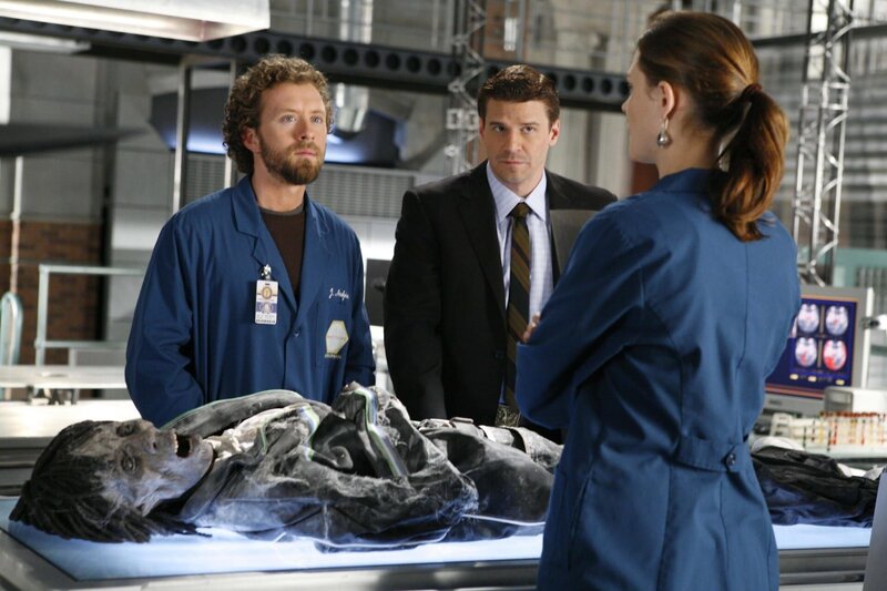 Dr. Brennan (Emily Deschanel, r.) und Dr. Hodgins (TJ Thyne, l.) sprechen mit Agent Booth (David Boreanaz) über die mumifizierte Leiche, die in einer Diskothek gefunden wurde. Es stellt sich schnell heraus, dass es sich bei dem Leichnam um den bekannten DJ Mount handelt. Doch wer hat ihn ermordet? – Bild: TV4
