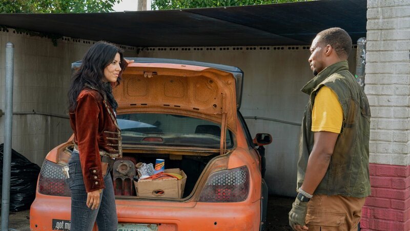 Quiet (Stephanie Beatriz) bereitet das Auto für die Weiterfahrt vor – mit John (Anthony Mackie) an ihrer Seite und einem ungewissen Weg vor ihnen. – Bild: ZDF und Skip Bolen