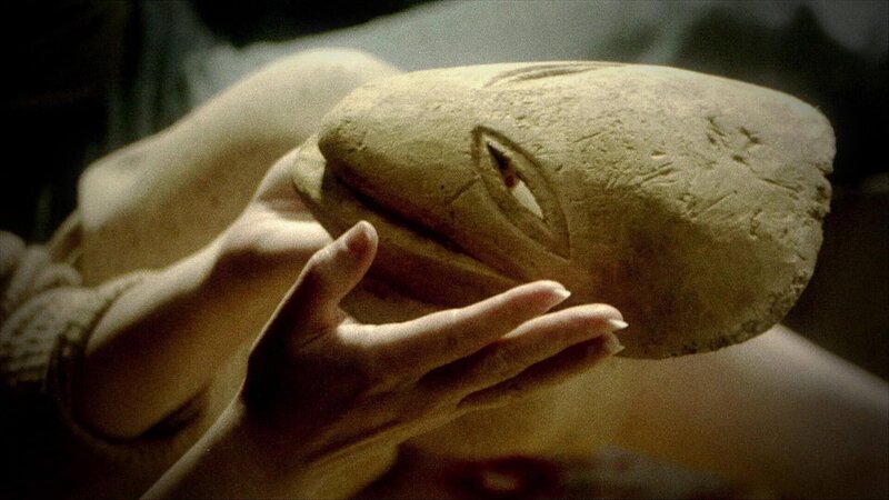 Person hält ein geheimnisvolles Objekt in Form eines Kopfes – Bild: THE HISTORY CHANNEL /​ A+E Networks