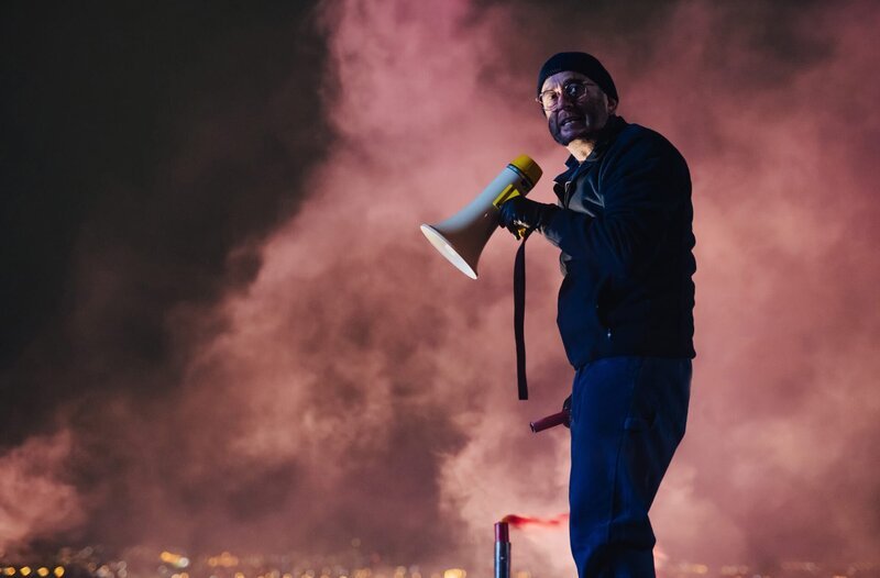 Spektakuläre Protestaktion: Hans Siegenthaler (Thomas Huber) will die Wahrheit ans Licht bringen. – Bild: ARD Degeto/​Stanislav Honzik