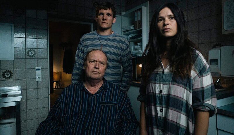 Alfons Taubenbaum (Artus Maria Matthiessen) und seine Kinder Hannes (Frederik Bott) und Lisa (Anna Fischer) kümmern sich nicht nur um die Toten, sie kannten sie meistens auch persönlich. – Bild: SWR/​Daniel Schmid /​ ZDF