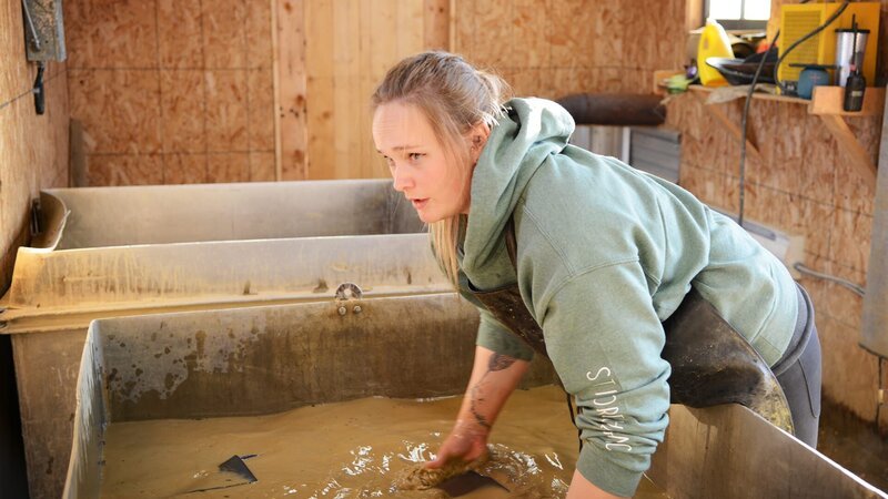 Monica Beets washing mats. – Bild: 2021 DISCOVERY DEUTSCHLAND