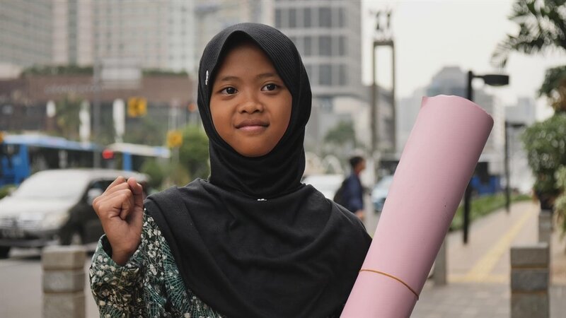 Die zwölfjährige Aeshnina kämpft auf Java, Indonesien, dagegen, dass ihr Land die Müllhalde vieler Industrienationen geworden ist. Nina wird klar, dass sie sich an wichtige Politiker wenden muss und schreibt einen Brief u.a. an die deutsche Bundeskanzlerin. – Bild: SWR/​Sonam Rinzin