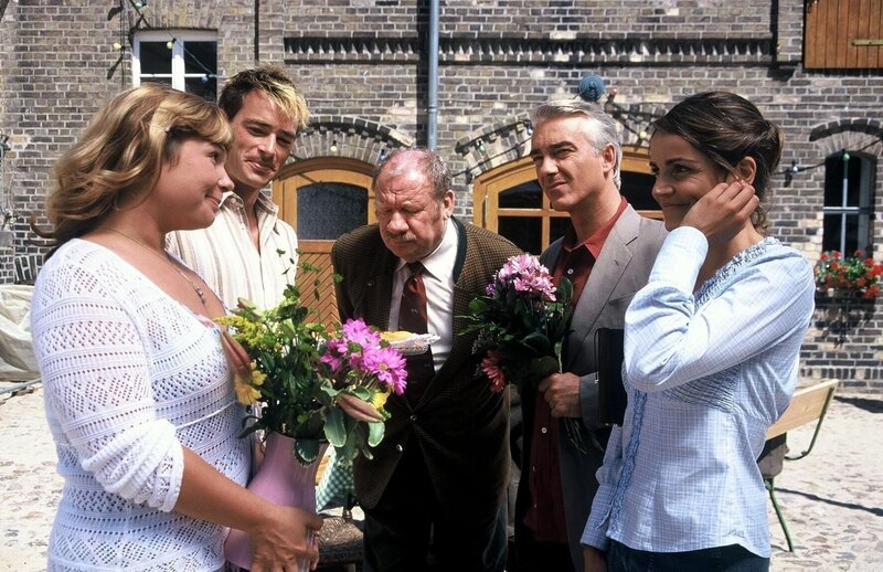 Sandra (Rebecca Immanuel, r.) und Felix (Christoph M. Ohrt, 2.v.r.) treffen mit Verspätung ein und werden von der Braut (Sandra Steffel, l.), ihrem zukünftigen Mann (Jan Sosniok, 2.v.l.) und dem Brautvater (Wolfgang Völz, M.) herzlich willkommen geheißen. – Bild: SAT.1 /​ Hardy Spitz Eigenproduktionsbild frei