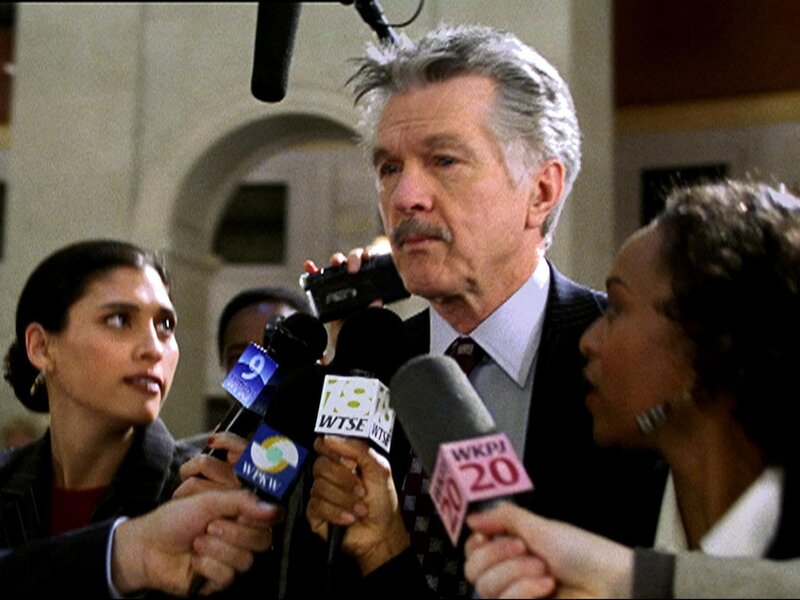 Richter Taft (Tom Skerritt, mi.) muss nun für seine Willkür gerade stehen … – Bild: RTL II