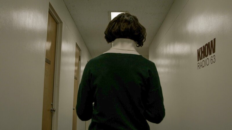 Helene Pruszynski walking down the hallway of KHOW Radio 63 station building. – Bild: Discovery Communications, LLC