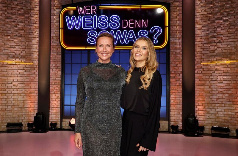 Treten bei „Wer weiß denn sowas?“ als Kandidatinnen an: Die Fernsehmoderatorin Andrea Kiewel (l.) und die Fernsehmoderatorin Laura Karasek (r.). – Bild: ARD/​Morris Mac Matzen
