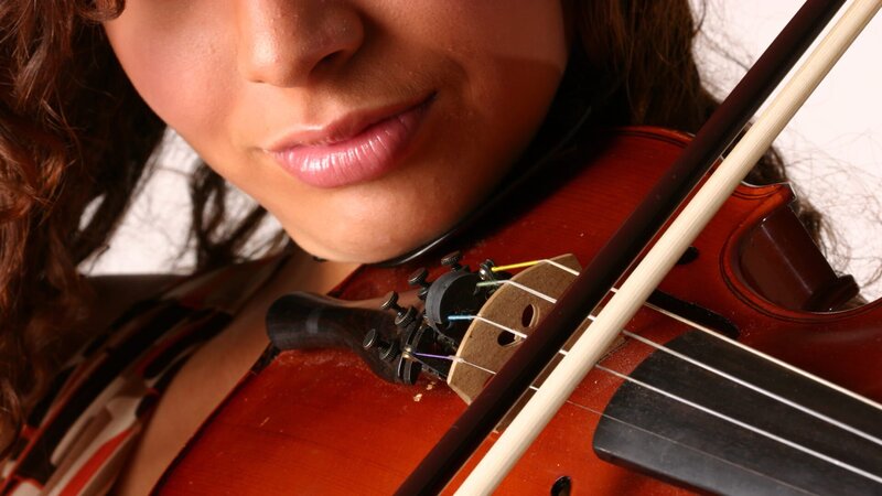 Bowing a Violin – Bild: specularphoto /​ Getty Images/​iStockphoto