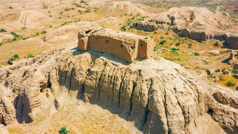 Luftaufnahme der Zikkurat-Ruinen in Nippur, Irak. – Bild: Windfall Films Ltd.