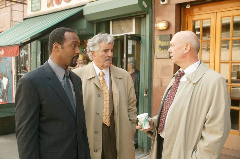 Det. Ed Green (Jesse L. Martin, li.) und Det. Joe Fontana (Dennis Farina, Mi.) ermitteln mit Captain Don Cragen (Dann Florek) im Todesfall des Kinderschänders Jacob Lowenstein, der nach seiner Entlassung aus dem Gefängnis mit einem Wagen überfahren wurde. – Bild: /​ Â©NBC Universal Â©13TH Street Photocredit Mandatory, Editorial Use Only, NO archive, NO Resale