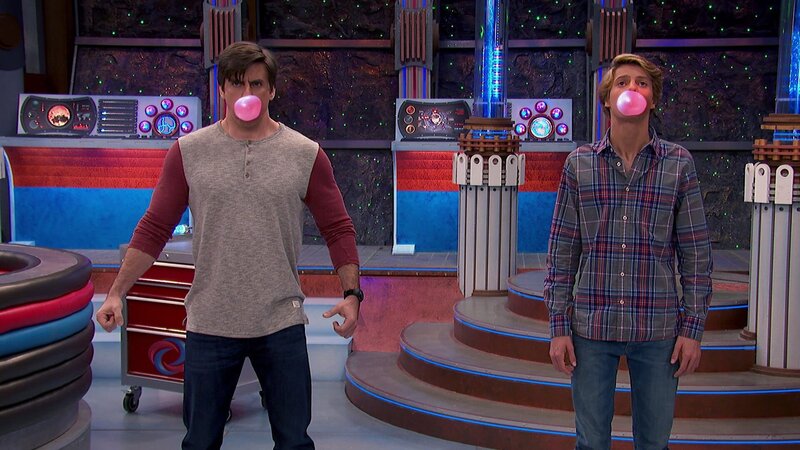 L-R: Captain Man /​ Ray Manchester (Cooper Barnes), Henry Hart (Jace Norman) – Bild: ViacomCBS