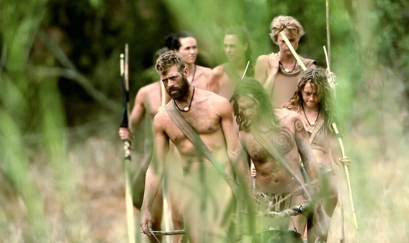 Die Gruppe geht in der Ferne. – Bild: Discovery Channel