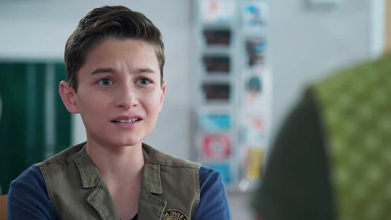 Hermann (Thorin Holland) versteht nicht, warum er auf dem Verhörstuhl sitzt, schließlich gehört er zu den Ermittlern. – Bild: MDR/​Saxonia Media