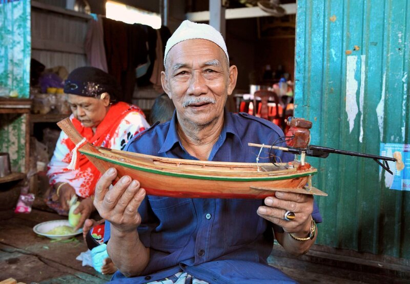 NDR Fernsehen MARETV, „Thailand“, am Donnerstag um 21:00 Uhr. Zeitvertreib in Ko Phanyi in Südthailand: Kheb schnitzt Langschwanzboote in Miniaturformat. – Bild: NDR/​nonfictionplanet/​Florian Melzer