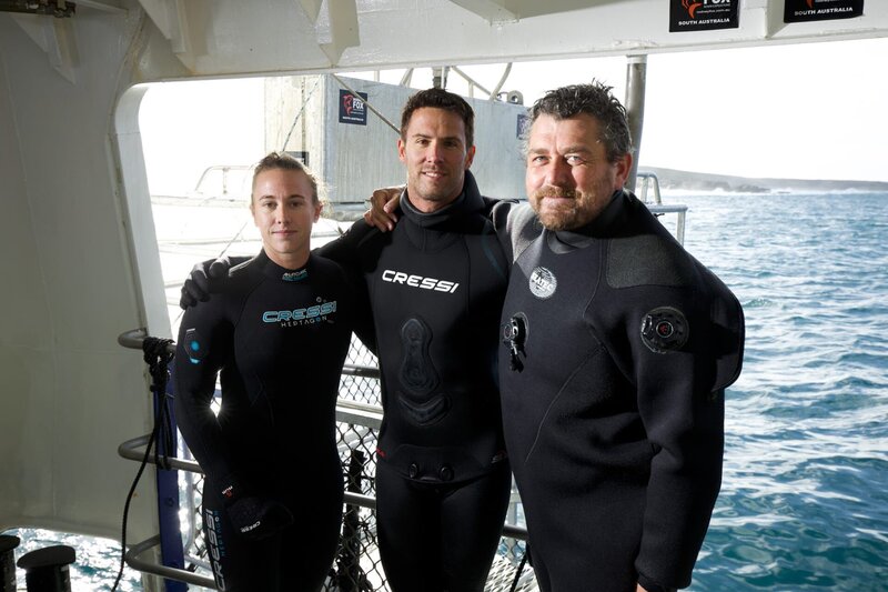 Die Haiexperten Dr. Charlie Huveneers und Dr. Lauren Meyer sowie der Unterwasserkameramann Jon Shaw posieren vor der Küste Südaustraliens für die Kamera. – Bild: Discovery Channel /​ Discovery Communications, LLC