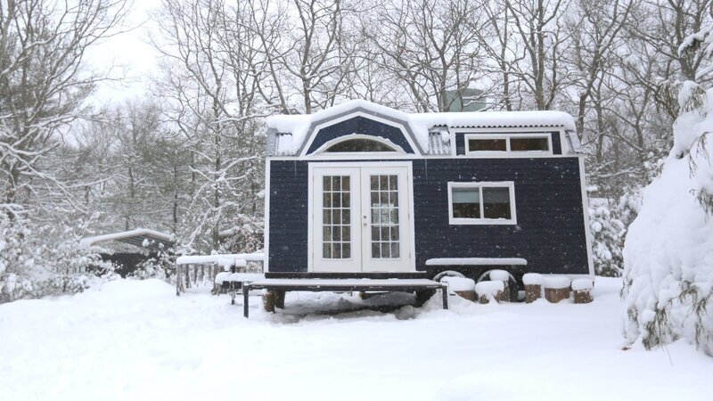 Snow flurries gently fall to the ground and cover Jesse and Nora’s completed tiny house and traveling theater, on a blustery winter day, in Richmond, Rhode Island, as seen on Tiny House, Big Living – Bild: DIY Network/​Scripps Networks, LLC