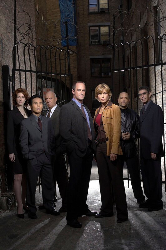 5. Staffel (v.l.): Assistant District Attorney Casey Novak (Diane Neal), Dr. George Huang (B. D. Wong), Captain Donald Cragen (Dann Florek), Detective Elliot Stabler (Christopher Meloni), Detective Olivia Benson (Mariska Hargitay), Detective Odafin Tutuola (Ice-T), Detective John Munch (Richard Belzer) – Bild: Universal Network Television