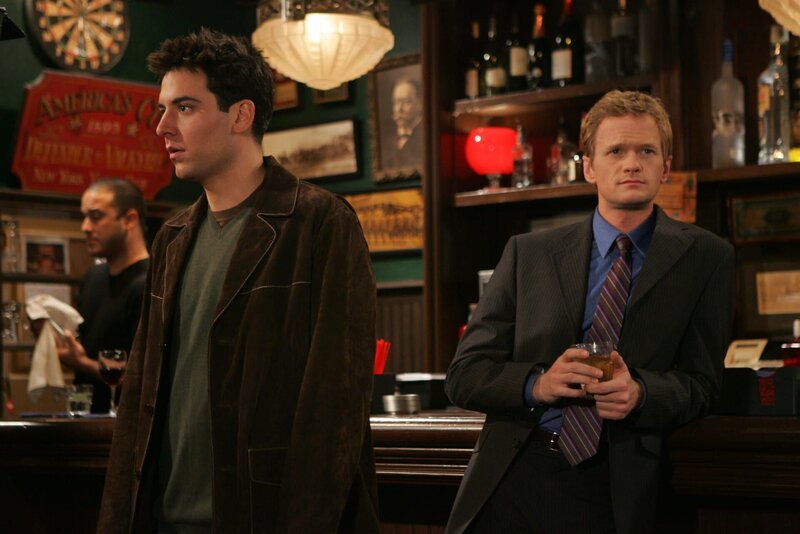 Bei einem gemeinsamen Bar Besuch mit Barney (Neil Patrick Harris, r.) lernt Ted (Josh Radnor, l.) die hübsche Fernsehreporterin Robin kennen und ist wie verzaubert von ihr … – Bild: 20th Century Fox International Television Lizenzbild frei