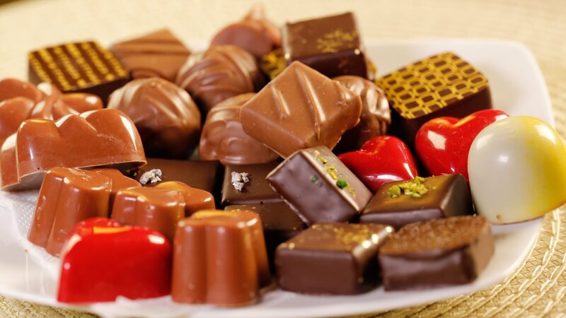 Eine Auswahl preisgekrönter Pralinen von „Wittamer“ auf dem Grand Sablon-Platz in Brüssel. – Bild: ORF/​Warner/​The Travel Channel