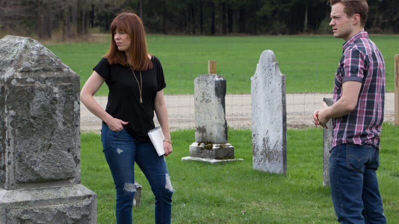 Amy Bruni and Adam Berry look over to something in a cemetery. – Bild: Destination America /​ Photobank 35594_ep208_010.jpg /​ Discovery Communications