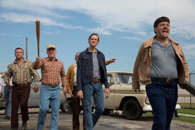 In the middle: Eugene Linwood (Christopher James Baker) – Bild: Home Box Office