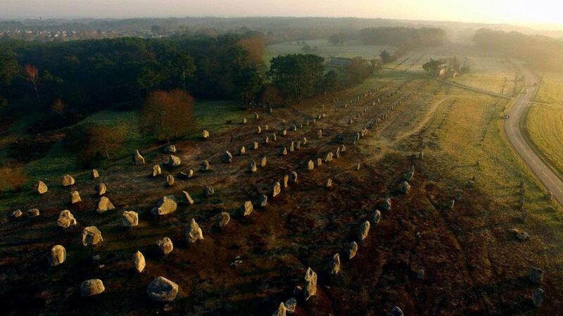 Sonnenaufgang an der Megalithstätte Kermario in Carnac, Morbihan, Bretagne – Bild: THE HISTORY CHANNEL /​ A+E Networks