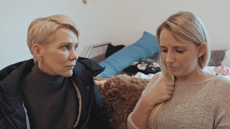 Alexandra Rietz (l.) – Bild: ATV2
