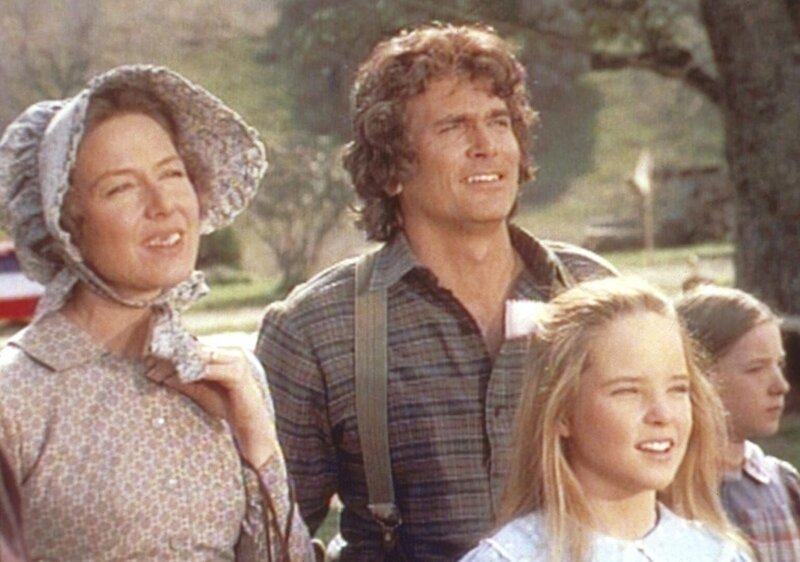 Marys (Melissa Sue Anderson, 2.v.r.) Wettbewerb im Seilspringen steht unmittelbar bevor. Caroline (Karen Grassle, l.) und Charles (Michael Landon) sind stolz auf ihre Töchter. – Bild: Worldvision