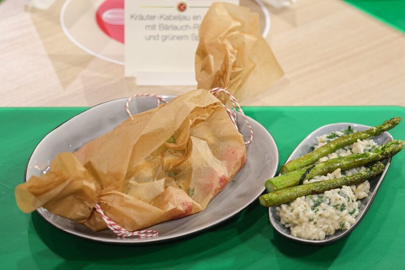 Gericht: Krä?uter-Kabeljau en papillote mit B?ärlauch-Risotto und gr?ünem Spargel von Gil Leon F?lülbeck – Bild: ZDF und Ulrich Perrey