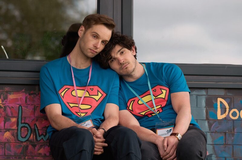 Gabe (Sion Daniel Young, li.) und Andy (Fra Fee, re.) haben sich das Vaterwerden etwas anders vorgestellt. – Bild: Simon Ridgway/​Duck Soup & All3Media International