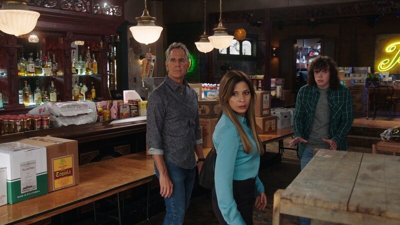 (v.l.n.r.) Dwayne Pride (Scott Bakula); Sasha Broussard (Callie Thorne); Connor Davenport (Drew Scheid) – Bild: 2021 CBS Broadcasting Inc. All Rights Reserved. Lizenzbild frei