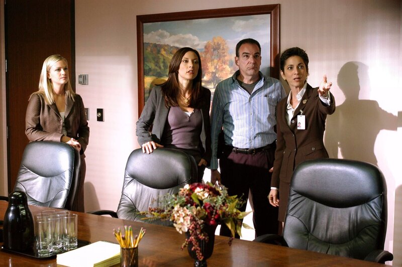 L-R: Jennifer Jareau (A.J. Cook), Elle Greenaway (Lola Glaudini), Jason Gideon (Mandy Patinkin) und Cheryl Marston (Nike Doukas) – Bild: 13TH STREET 2005 Touchstone Television
