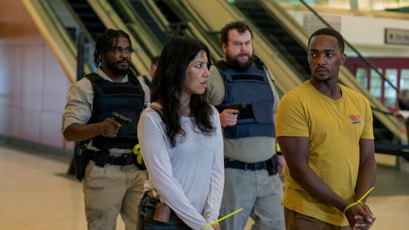 John (Anthony Mackie, r.) und Quiet (Stephanie Beatriz, 2.v.l.) geraten in die Fänge von Stu (Mike Mitchell, 2.v.r.) und Mike (Tahj Vaughans, l.) – doch sind diese skrupellos genug, um Agent Stones Befehle auszuführen? – Bild: ZDF und Skip Bolen