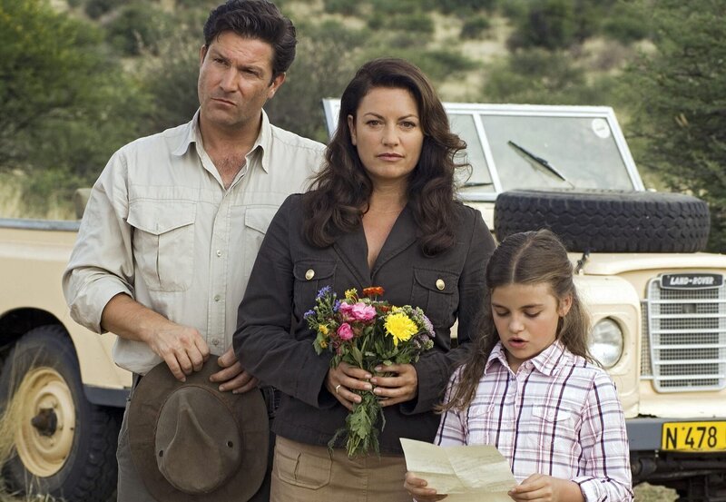 In stiller Trauer: Katrin (Christine Neubauer, Mitte), ihre Stieftochter Lindiwe (Ronja Forcher) und Sam (Francis Fulton-Smith) am Grab von Katrins verstorbenem Ehemann. – Bild: ARD Degeto/​ARD Degeto/​Toni Figueira