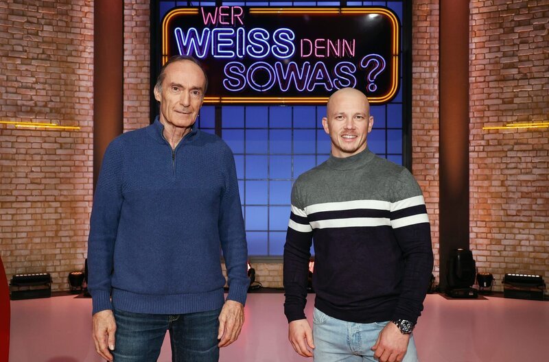 Treten bei „Wer weiß denn sowas?“ als Kandidaten gegeneinander an: Der ehemalige Kunstturner Eberhard Gienger (l.) und der ehemalige Kunstturner Fabian Hambüchen (r.). – Bild: ARD/​Morris Mac Matzen