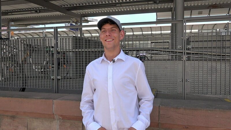 Auch bei Janines jüngerem Bruder Pascal eröffnen sich berufliche Perspektiven: Er hat ein Vorstellungsgespräch.. – Bild: RTLZWEI