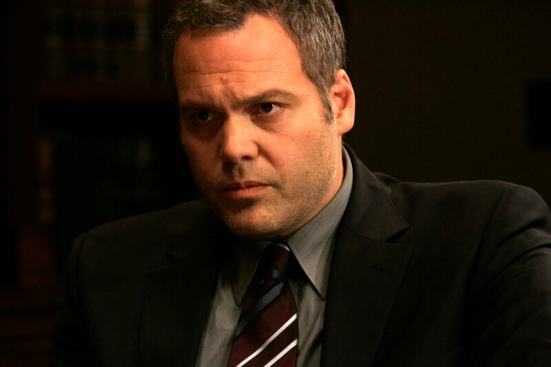 Law & Order: Criminal Intent #05005 „Acts of Contrition“ Scene 38 (int) Carver’s Office Vincent D’Onofrio (Goren) Kathryn Erbe (Eames) Countney B. Vance (Carver) – Bild: NBC Universal Will Hart
